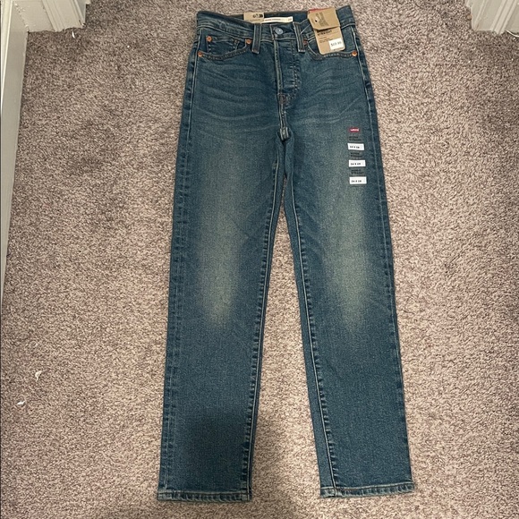 Levi's Wedgie Straight women's jeans in a medium blue wash 24 inch by 28 nwt - Picture 2 of 8